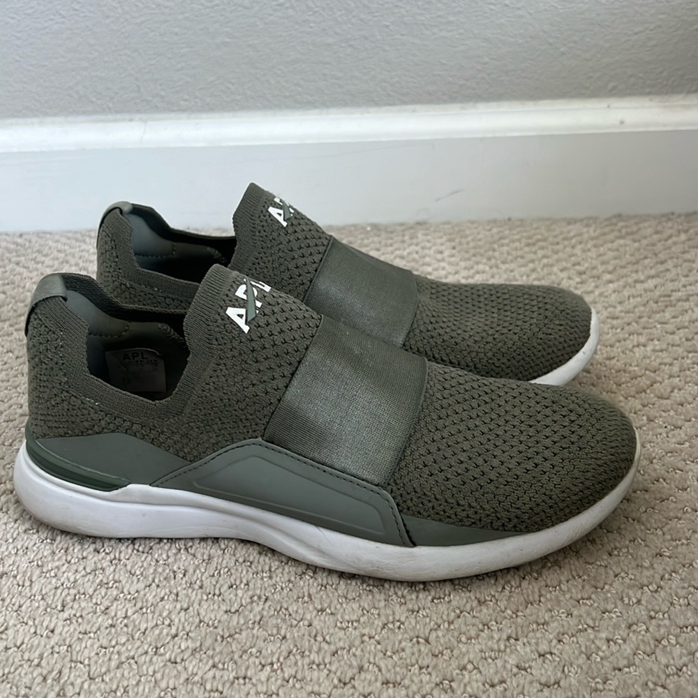 Women’s APL Techloom Bliss in Army Green